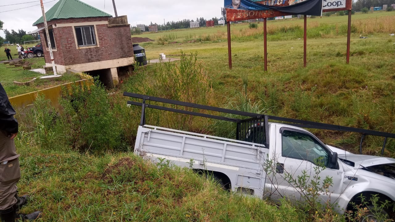 Consecuencias de la tormenta: camioneta terminó en una zanja con una familia a bordo 
